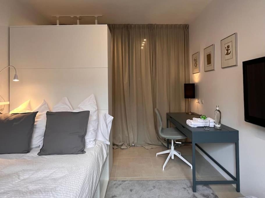 Quiet And Sunny In Absolut Center Apartment Düsseldorf