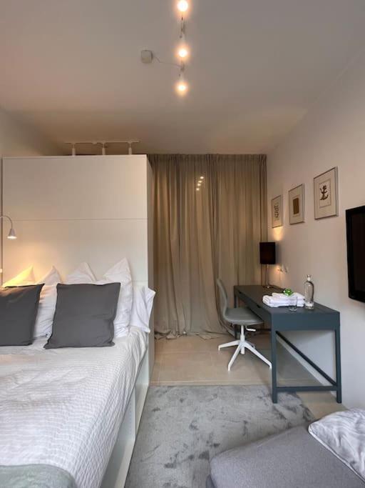 Quiet And Sunny In Absolut Center Apartment